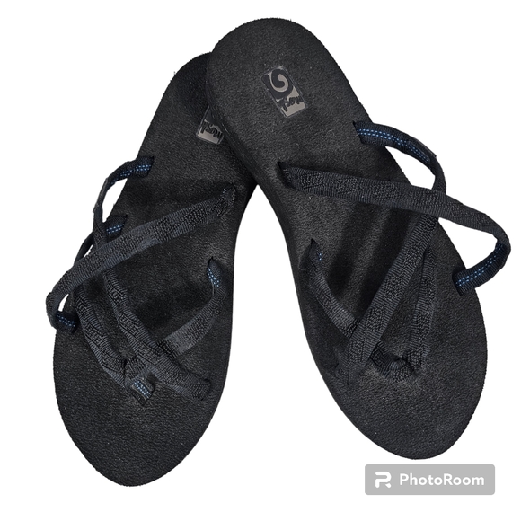 Teva Shoes - NWOT Teva Black Olowahu Sandals Women's Size US 9 / EU 40